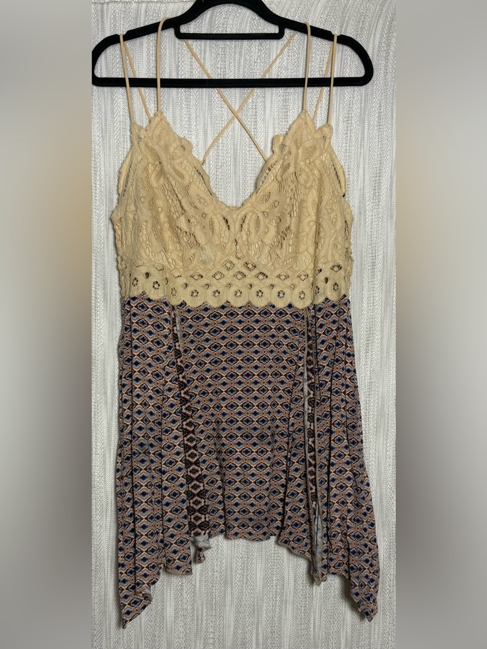 Gimmicks by BKE Women’s Flowing Lace Tank Criss Cross Back Adjustable medium